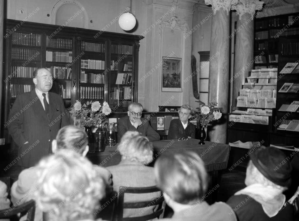 Kultúra - Megnyílt az Állami Gorkij Könyvtár