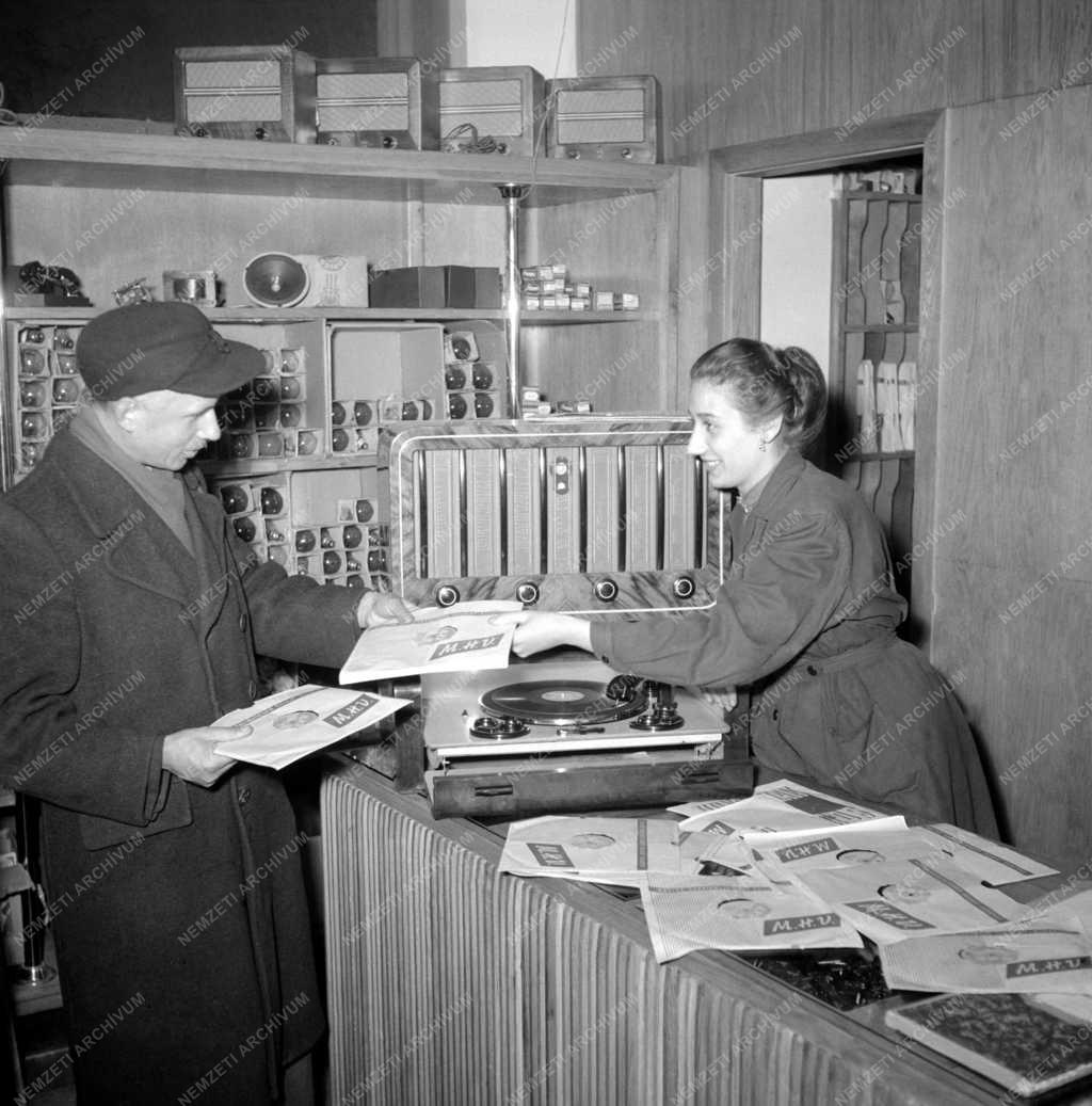 Kereskedelem - Őszi vásár az újpesti Állami Áruházban