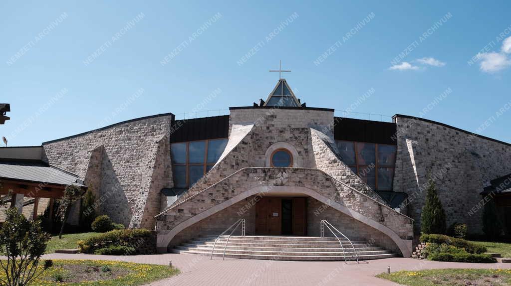 Egyház - Budapest - Szent Angyalok templom a gazdagréti lakótelepen