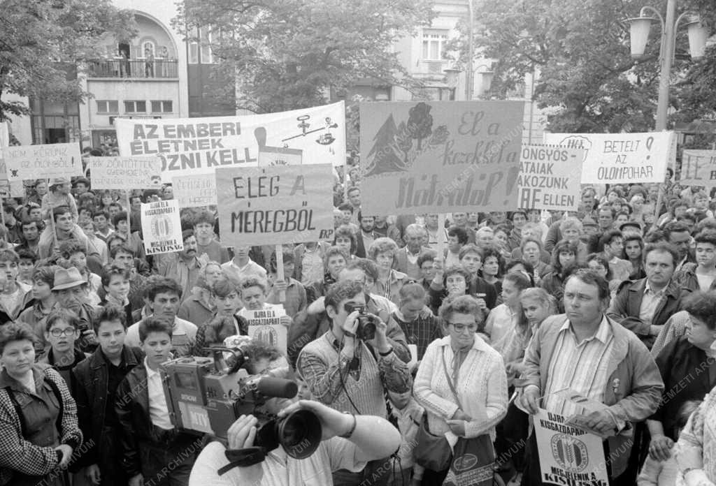 Demonstráció - Környezetvédő tiltakozás Gyöngyösön