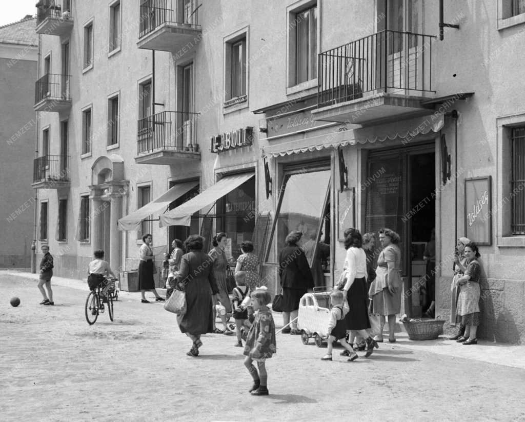 Gazdaság - Új tejbolt a Béke úti lakótelepen