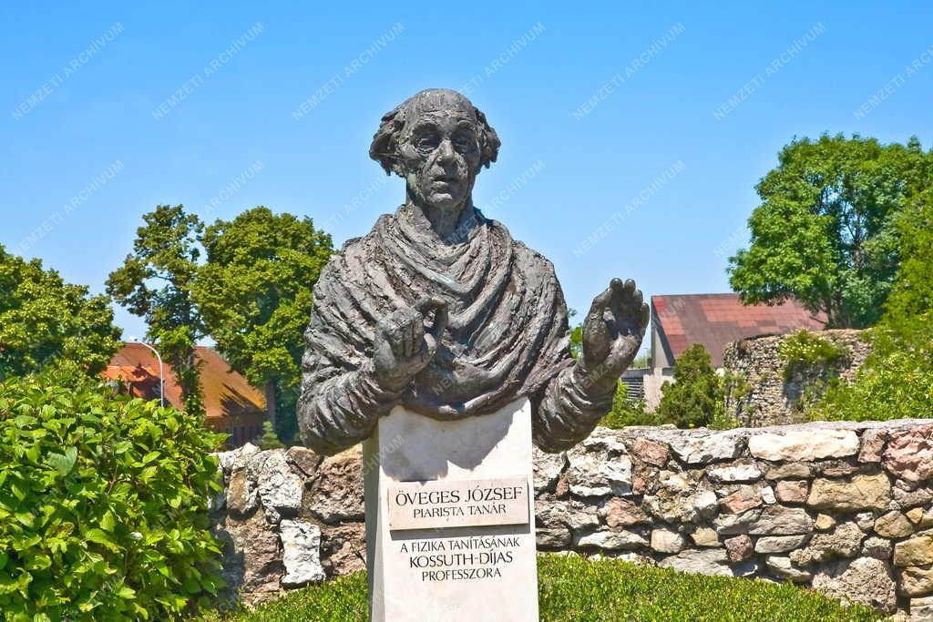 Műalkotás - Tata - Öveges József szobra