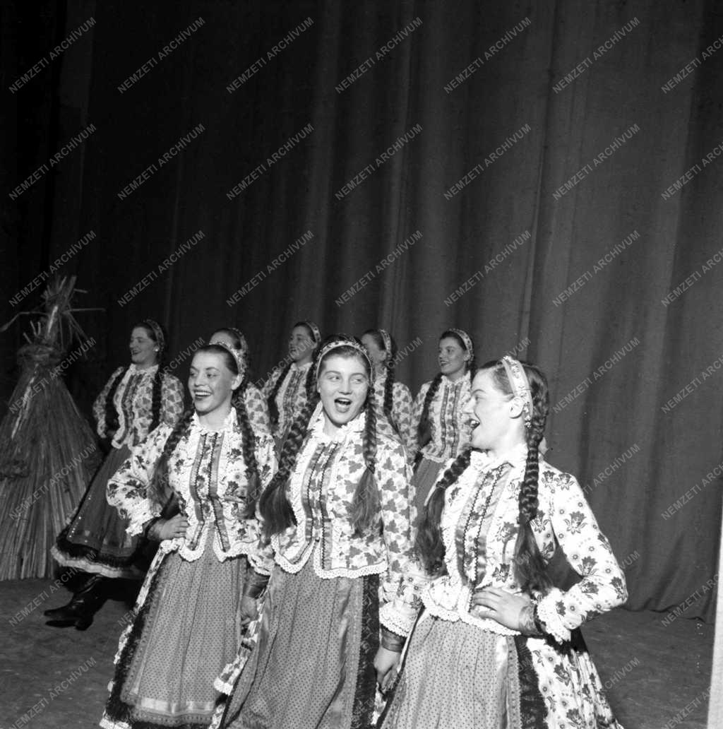 Az Állami Népi Együttes előadása