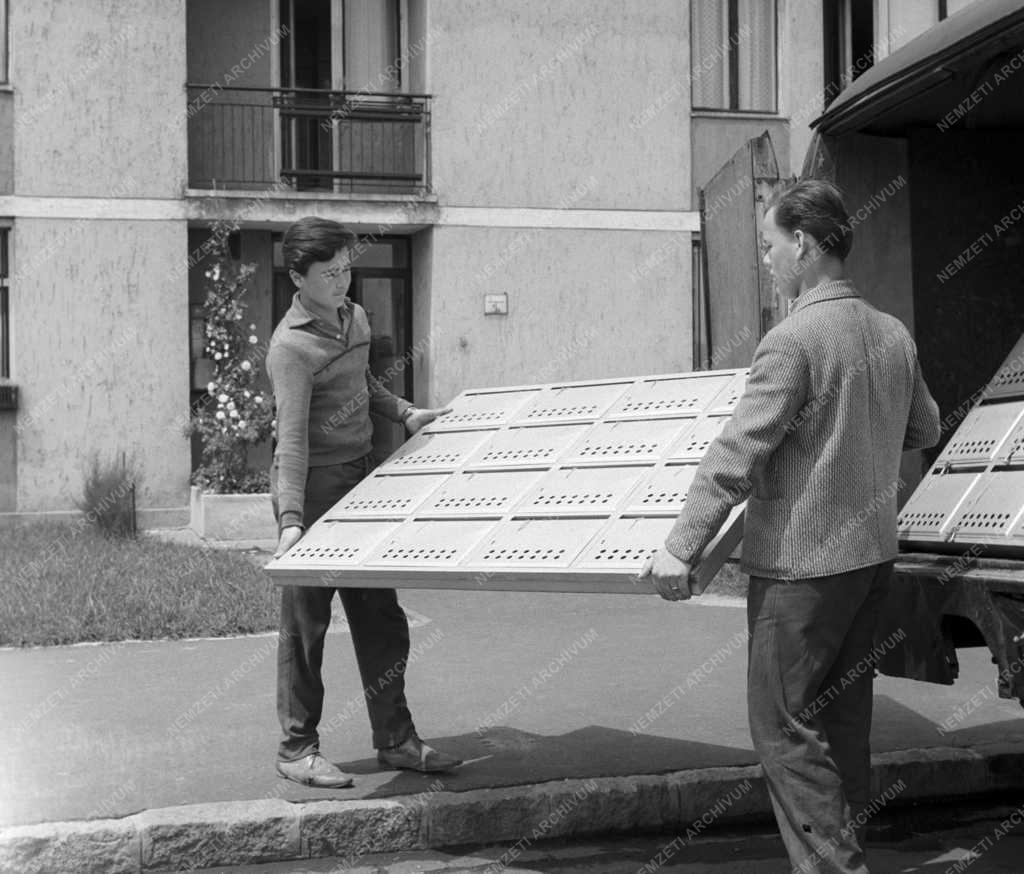 Szolgáltatás - Kapualj levélszekrények a József Attila lakótelepen