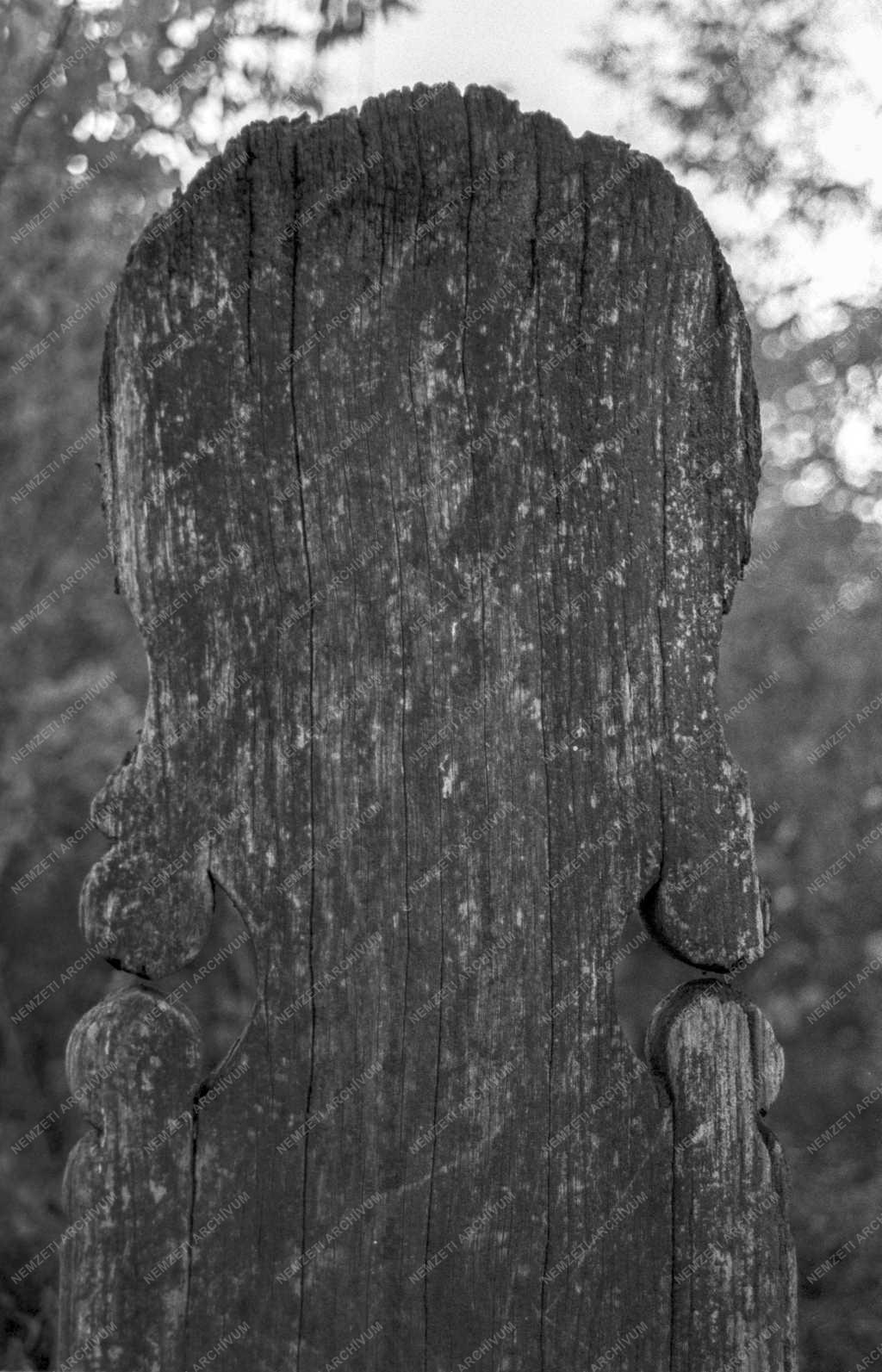 Néprajz - Fejfák a dunapataji temetőben