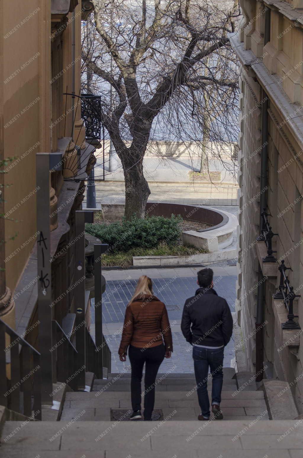 Életkép -  Budapest - Gyalogosok az Öntőház utcai lépcsőn