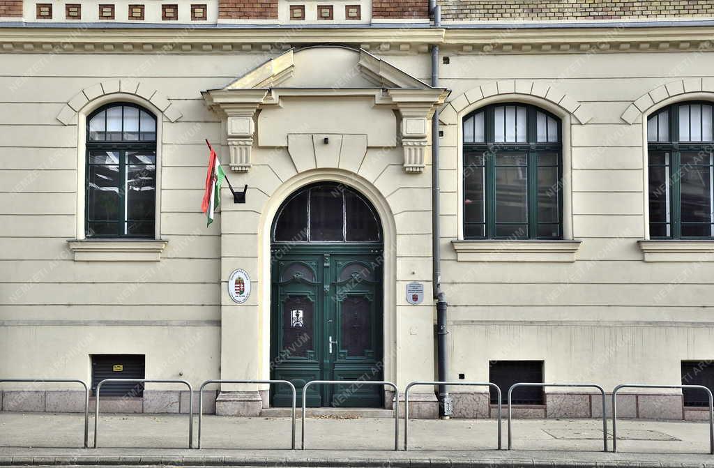 Városkép - Budapest - Az egykori Kassák Lajos Általános Iskola és Gimnázium épülete a Váci úton