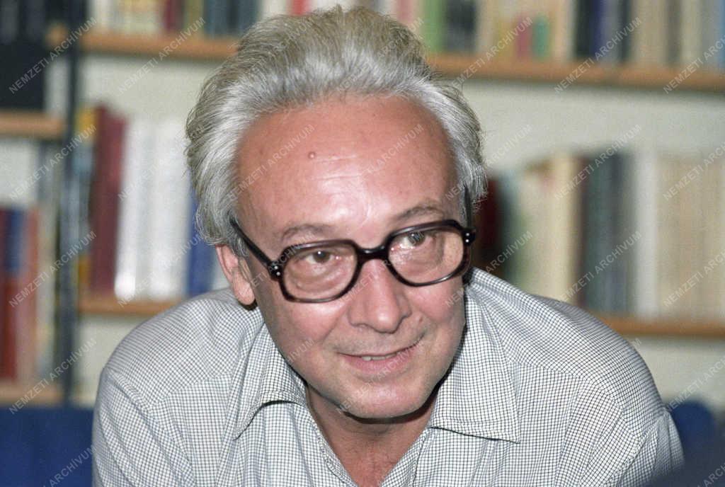Kultúra - Irodalom - Székely János író
