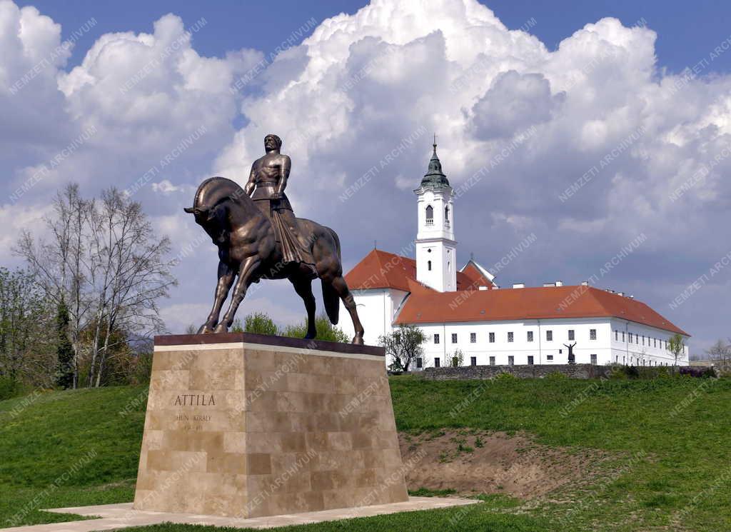 Városkép - Vác - Attila, hun király lovasszobra
