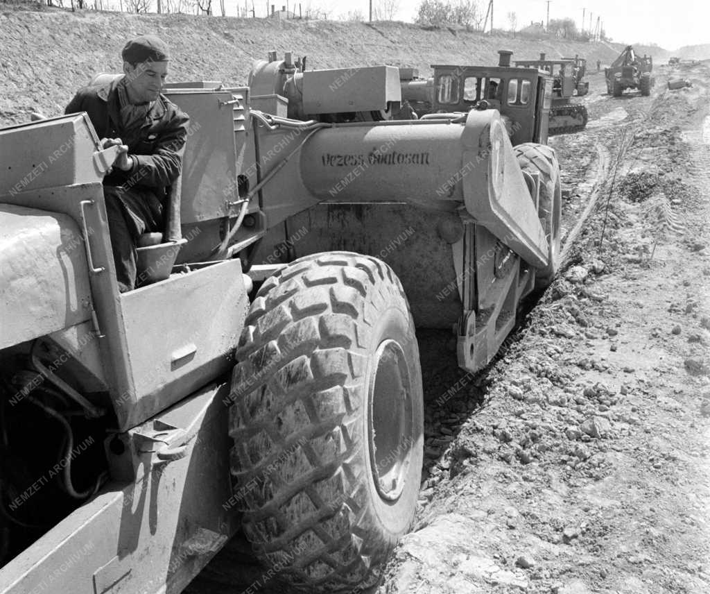 Építőipar - Épül a Balatoni műút