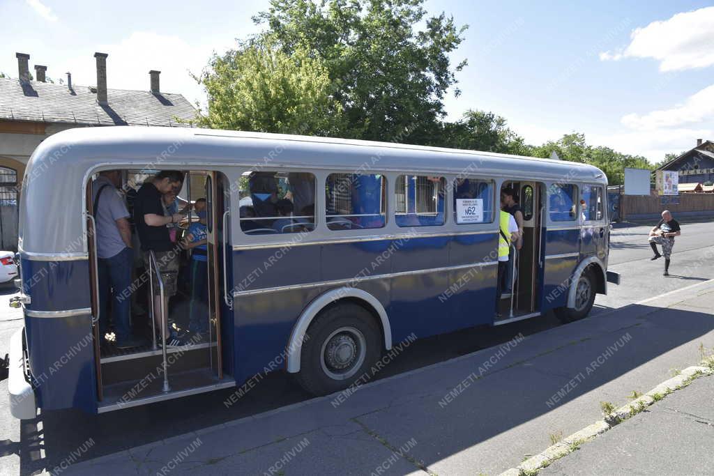 Közlekedés - Budapest - Ikarus 60-as nosztalgiabusz a fővárosban