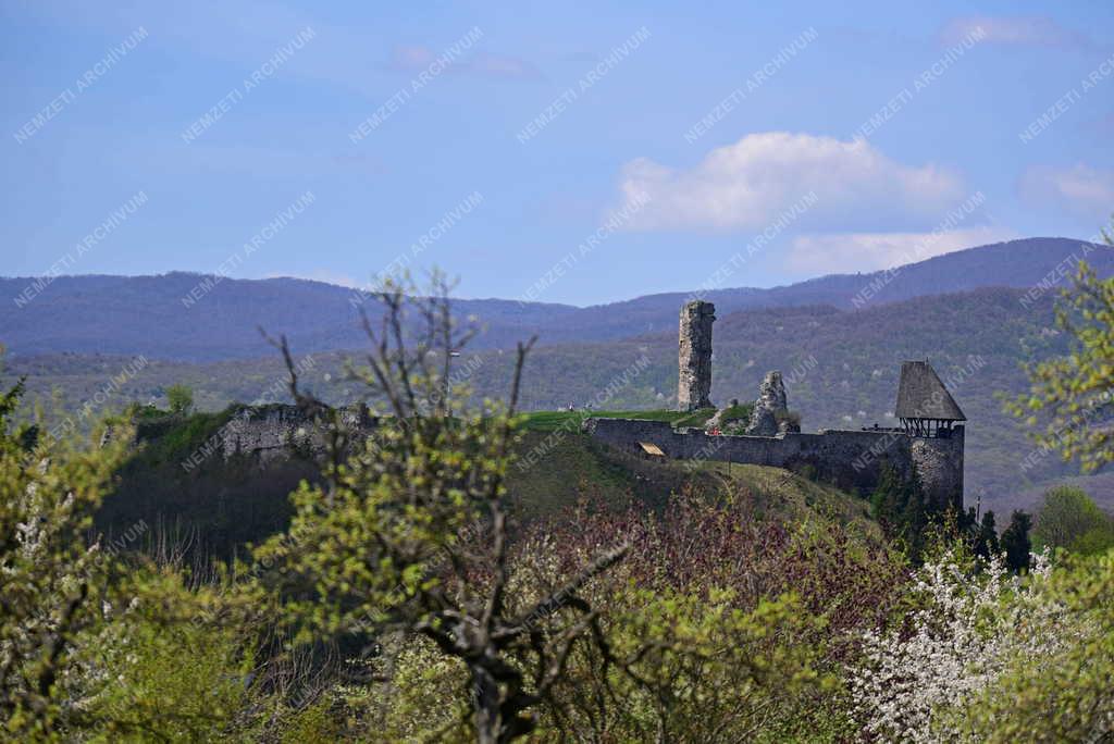 Település - Műemlék - Nógrádi vár