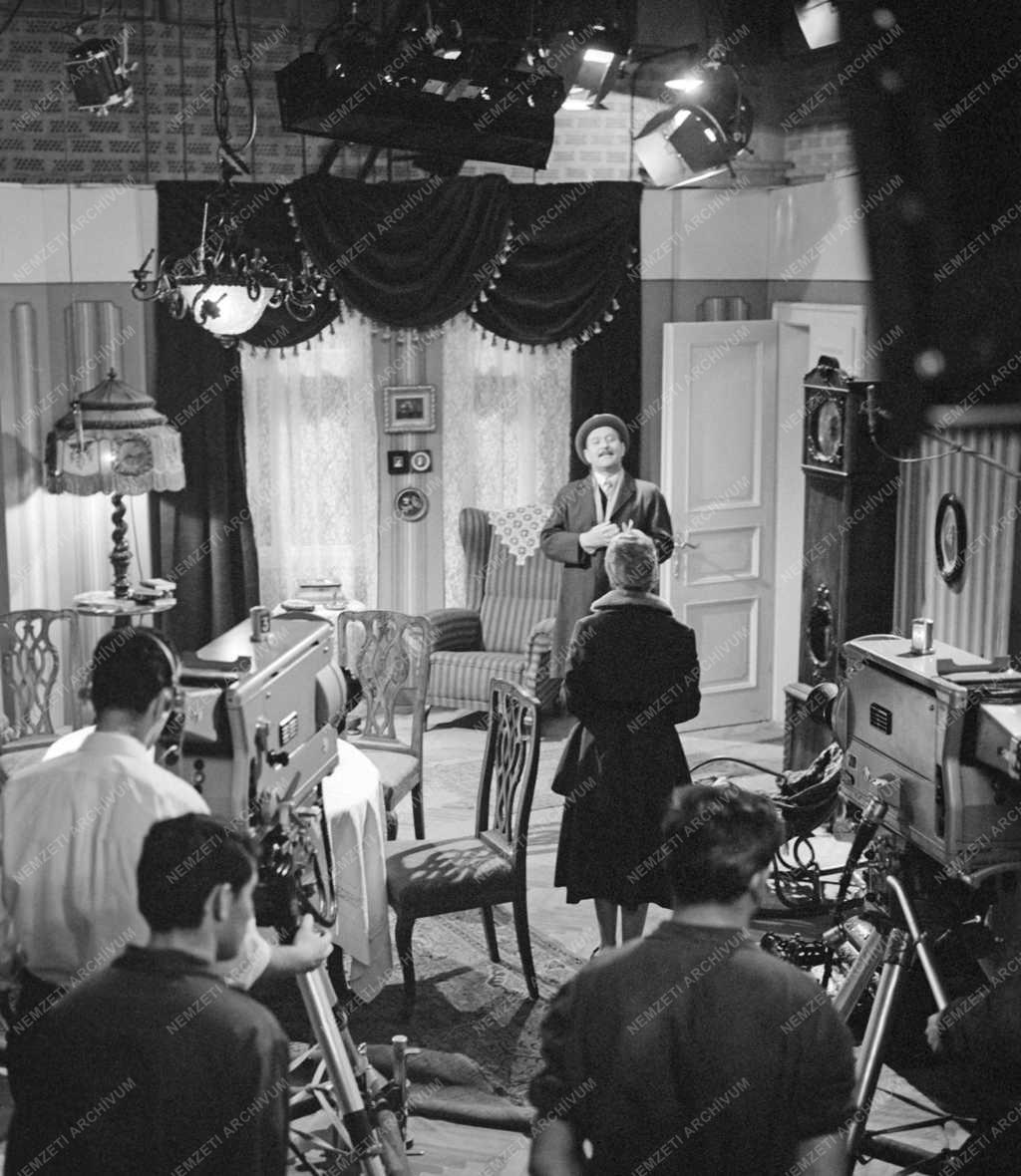 Új TV játék készül a Televízió műtermeiben. Molnár Géza novellájából „Hivatalnokok” címmel új filmet forgatnak a TV-ben. Főszereplő Bessenyei Ferenc és Domján Edit, operatőr Zsombolyai János, rendező Marton Endre.