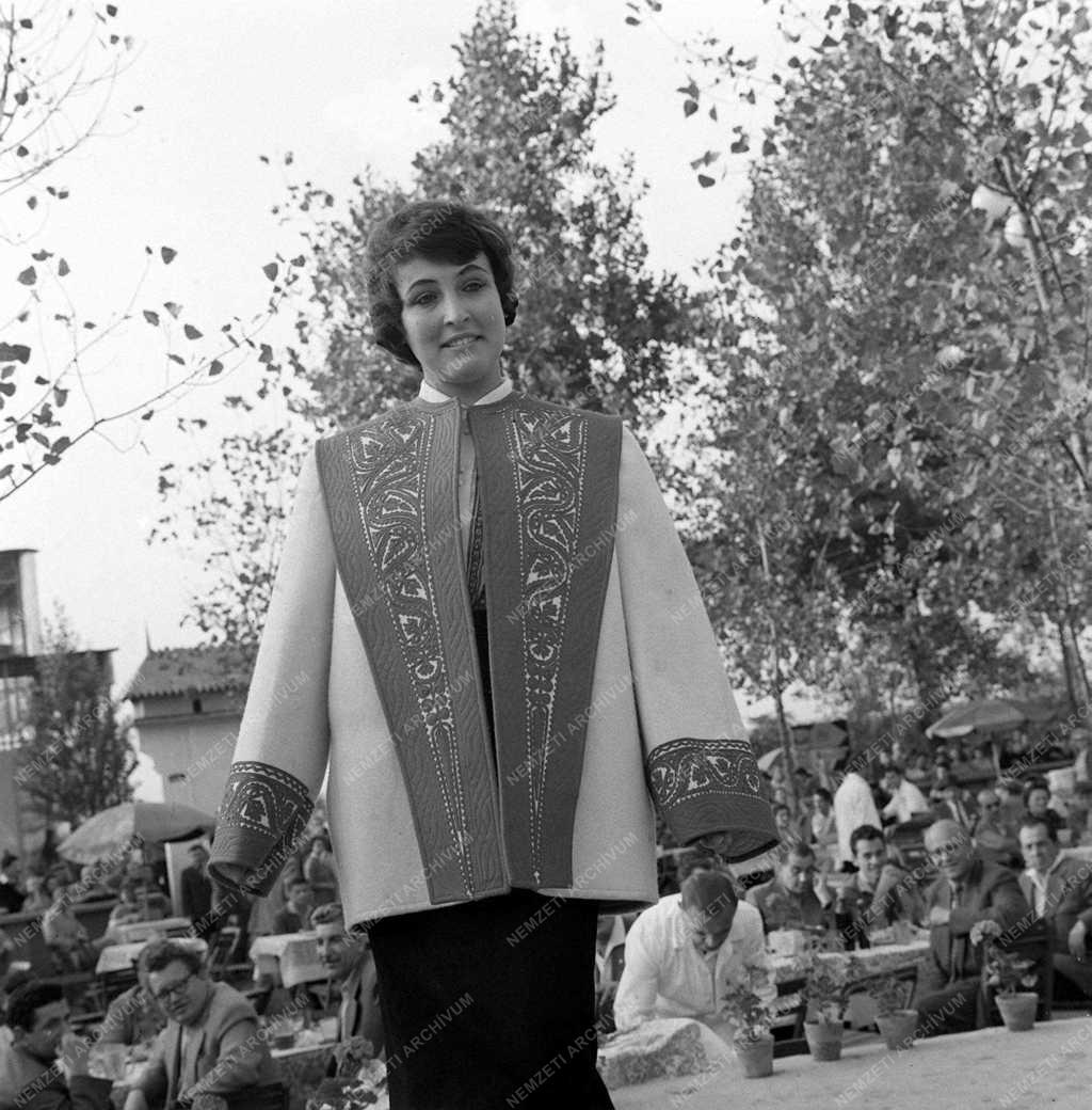 A szerző válogatása - Népművészeti ruhabemutató