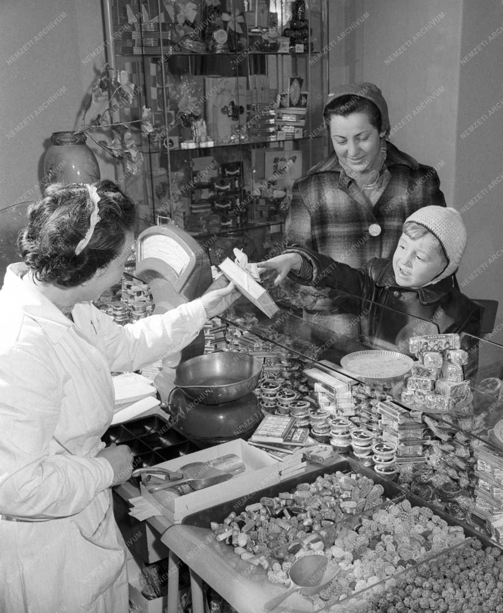 Gazdaság - Új boltok a Rákóczi út 38. szám alatt
