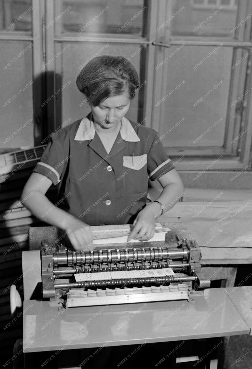 Ipar - Játékgyártás - 100 éves a kártyagyár