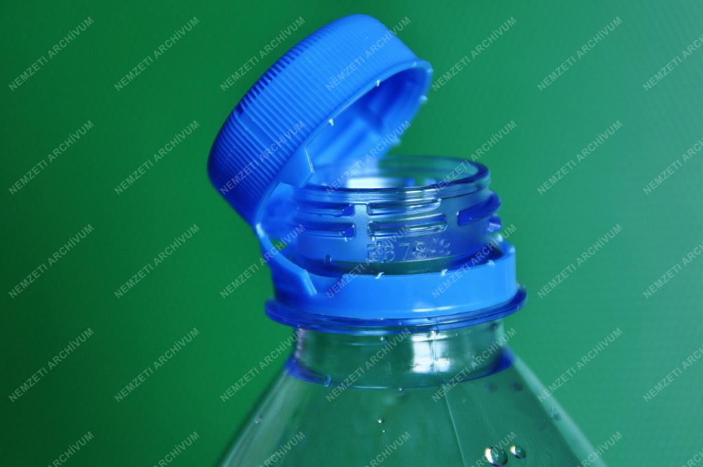 Környezetvédelem - Műanyag palackhoz rögzített kupak