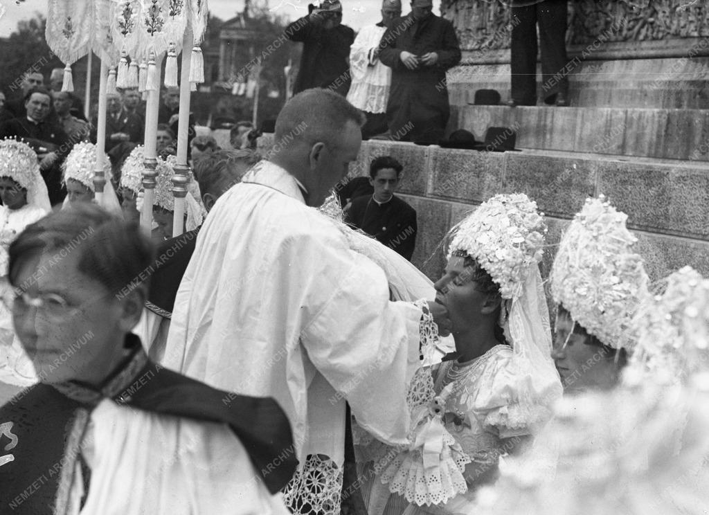 Vallás - A 34. Eucharisztikus Világkongresszus zárómiséje a Hősök terén