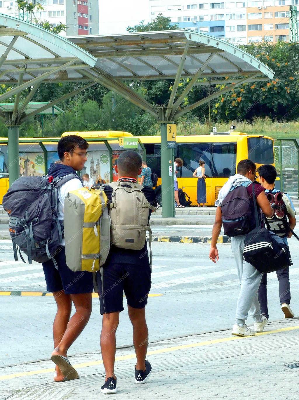 Turizmus - Budapest - Külföldi fiatalok autóbusszal utaznak országnézésre