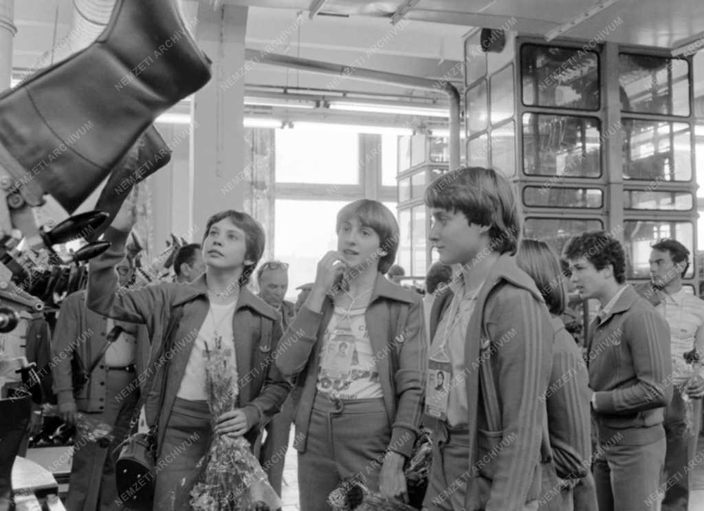 Sport - Moszkvai olimpia - Olimpikonok látogatása a cipőgyárban