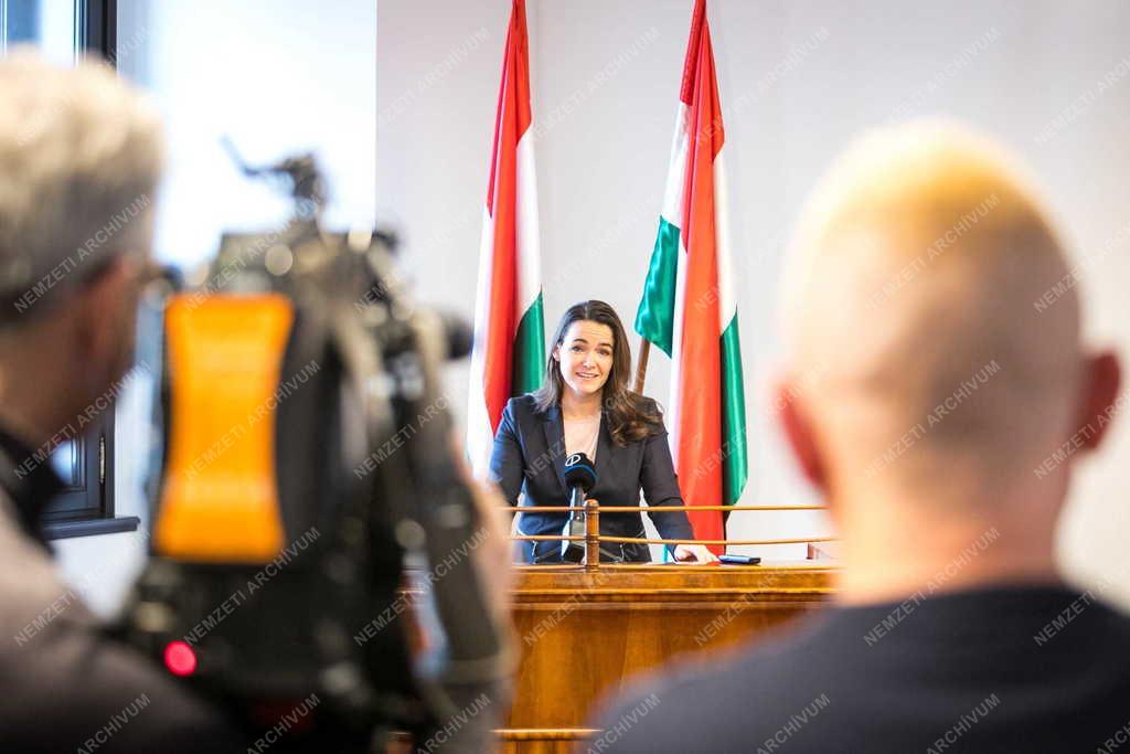 Novák Katalin a 25 év alattiak szja-mentességéről tartott sajtótájékoztatót