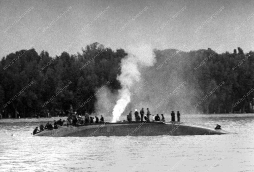 Baleset – Felborult a Pajtás gőzhajó a Balatonon