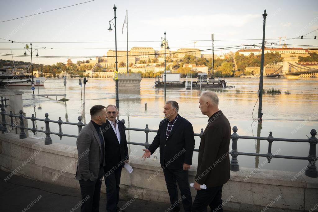 Árvíz - Orbán Viktor a budapesti Duna-parton