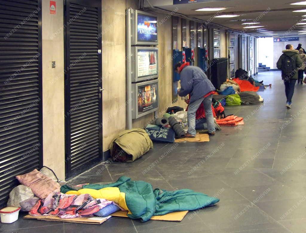 Életkép - Budapest - Otthontalanok a Deák téri aluljáróban