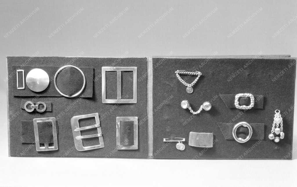 Divat - Öltözék kiegészítők