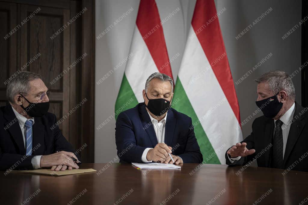 Koronavírus - Orbán Viktor kormányfő miniszterekkel egyeztetett a Karmelita kolostorban 