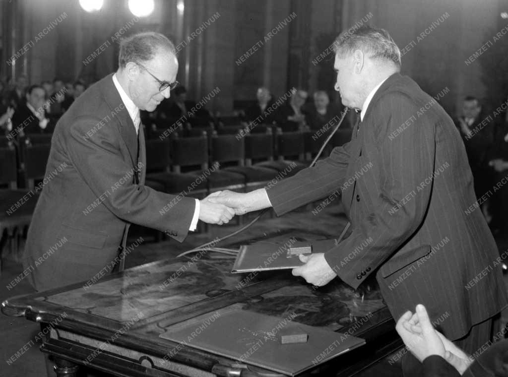 Díj - Az 1956. évi Kossuth-díjak kiosztása a Parlamentben
