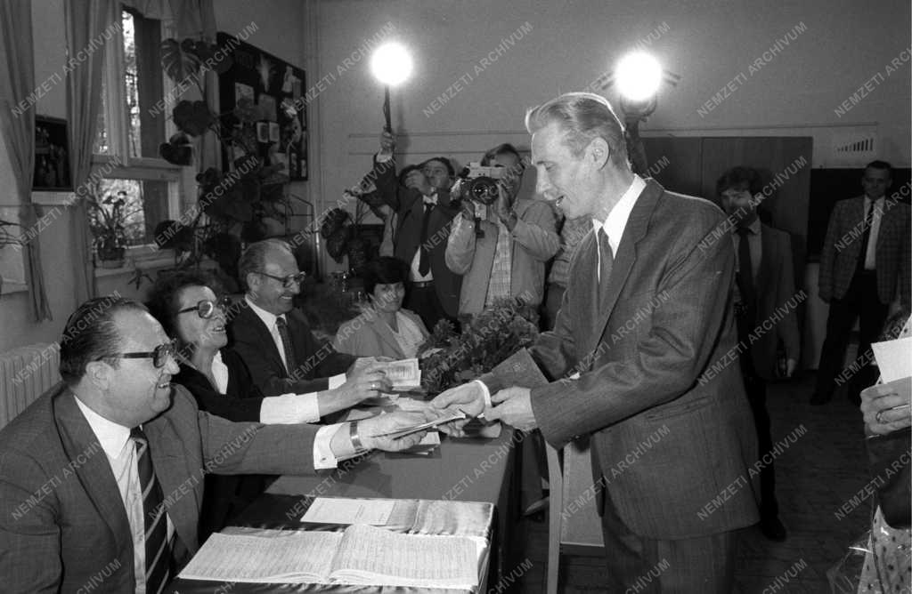 Belpolitika - Országgyűlési választás - Lázár György szavaz
