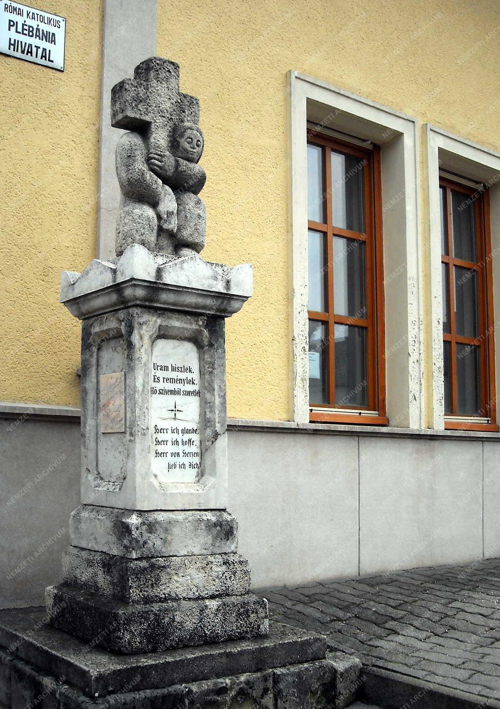 Városkép - Törökbálint - Hit, remény, szeretet-szoborcsoport