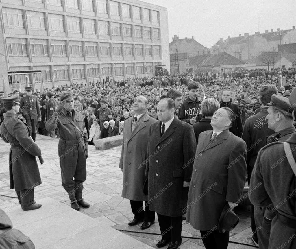 Ünnep - A Nagy Októberi Szocialista Forradalom 48. évfordulója Szombathelyen