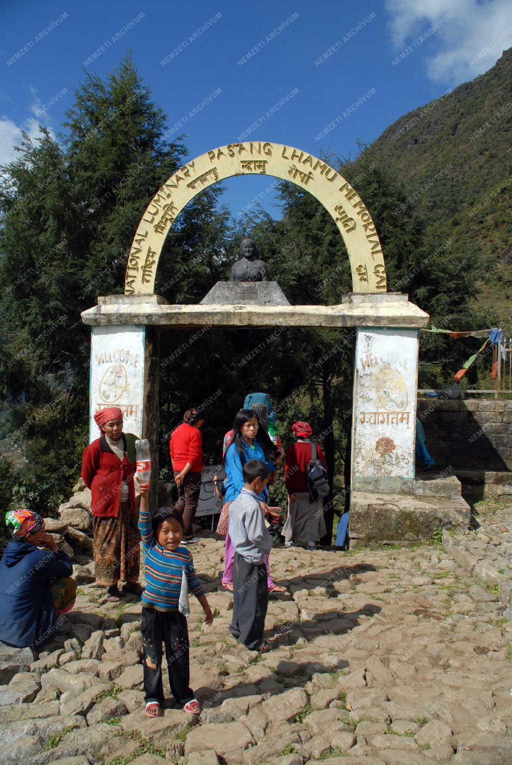 Nepál - Lukla - Pasang Lhamu emlékmű