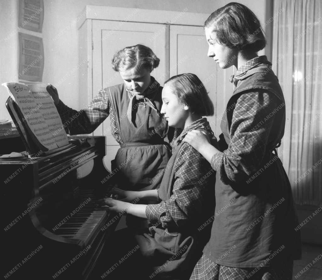 Társadalom - Képek a Kaffka Margit Leányotthonból