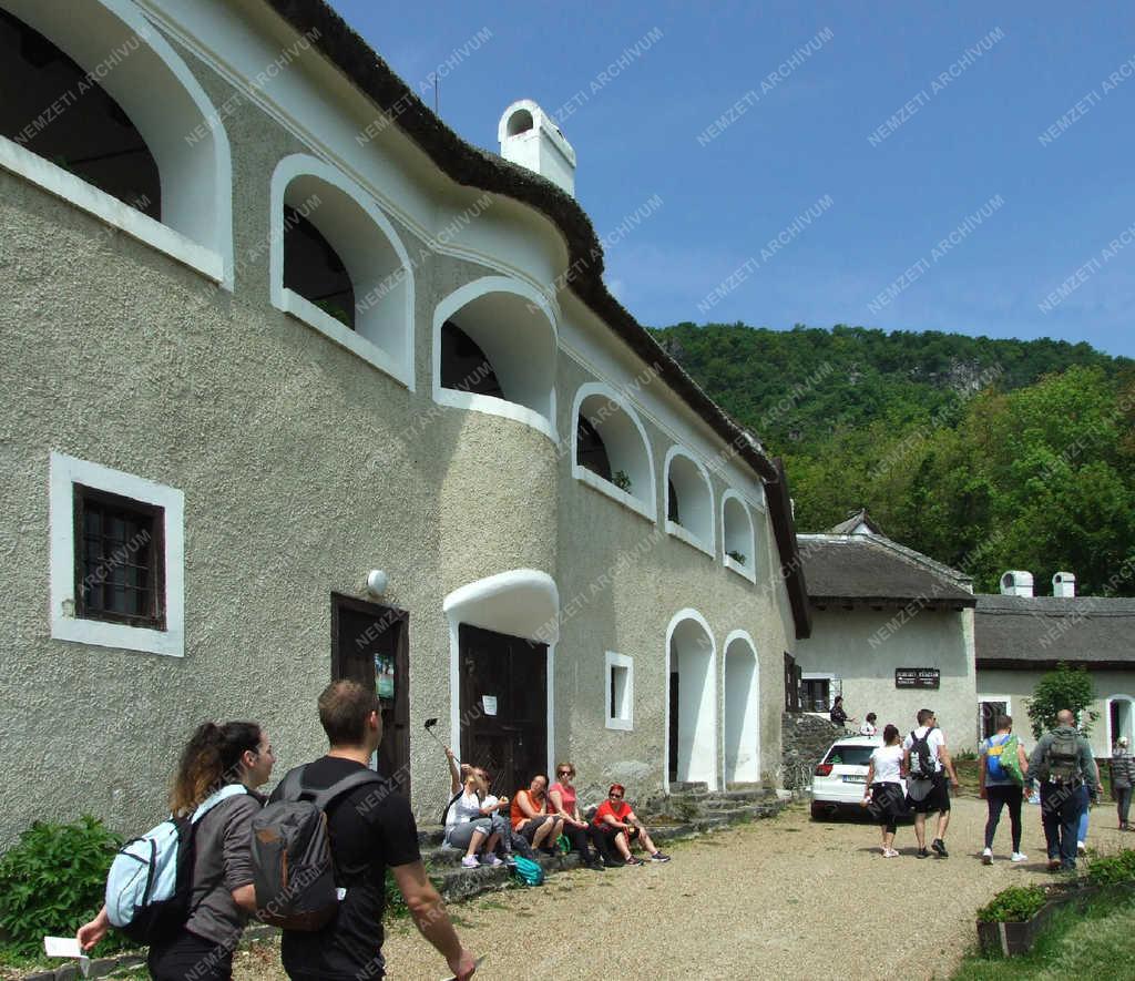 Idegenforgalom - Badacsonytomaj - Turisták Szegedy Róza házánál