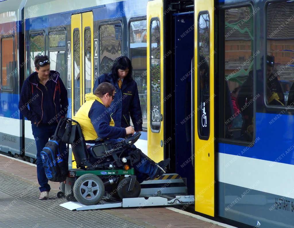 Közlekedés - Vác - Kerekesszékben vonatra