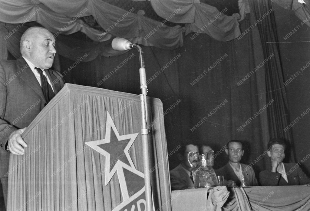 Történelem – Politika - Rákosi Mátyás a Magyar Kommunista Párt pártértekezletén