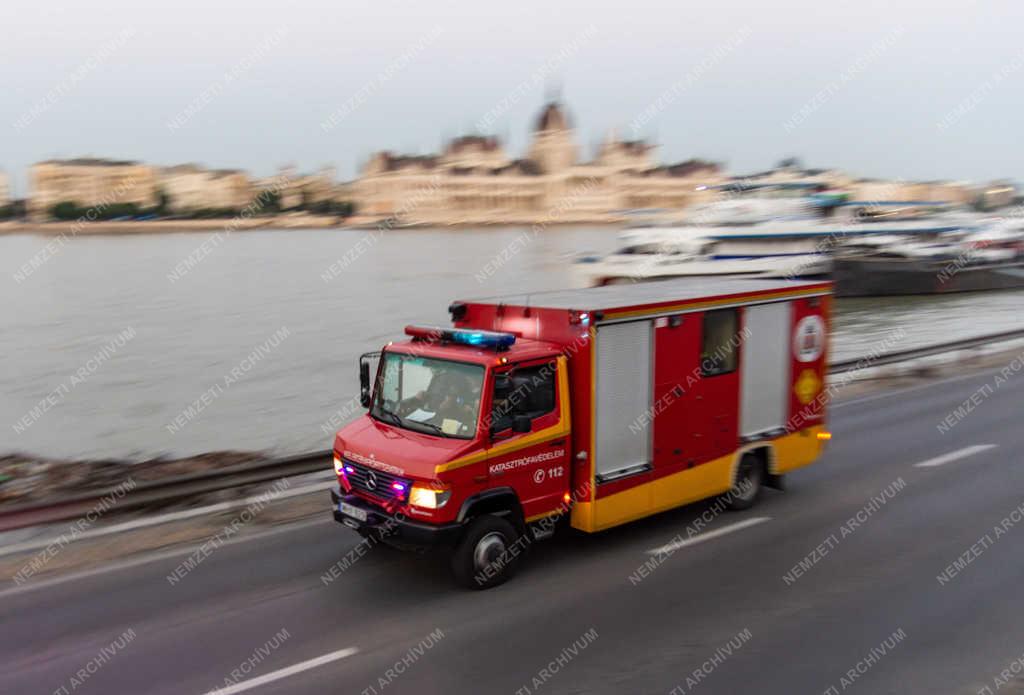 Városkép - Budapest - Katasztrófavédelmi autó