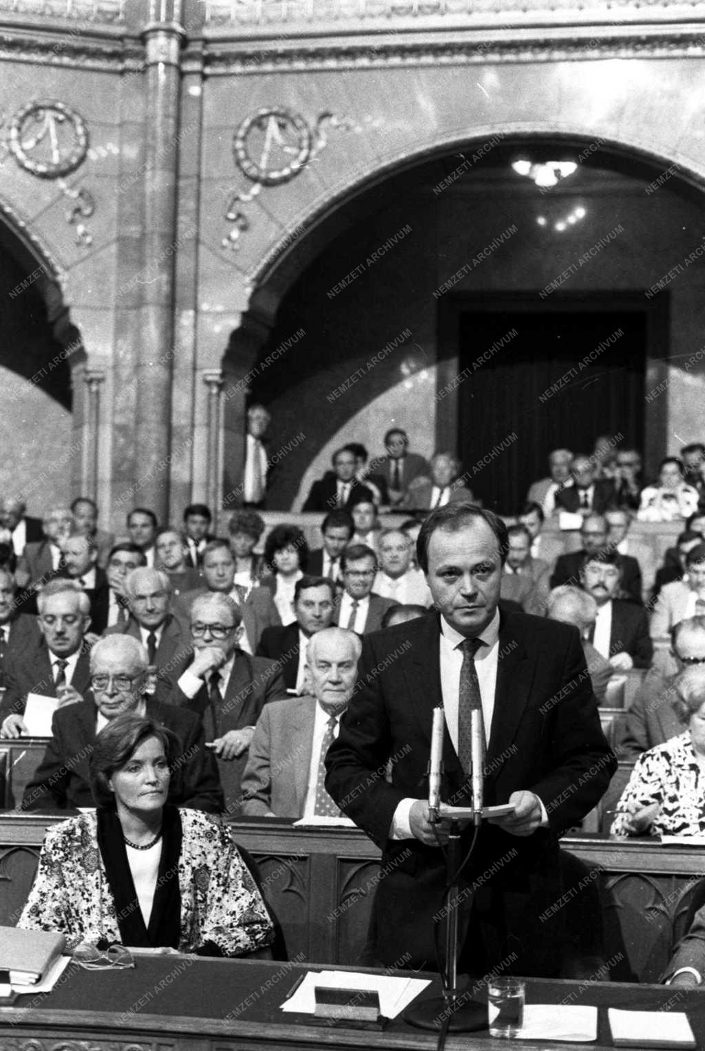Tanácskozik az Országgyűlés