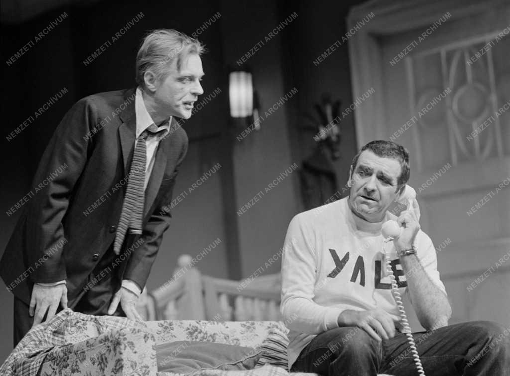 A Pesti Színház január 6-án mutatja be Neil Simon: „Furcsa pár” c. vígjátékát. Rendező: Várkonyi Zoltán.