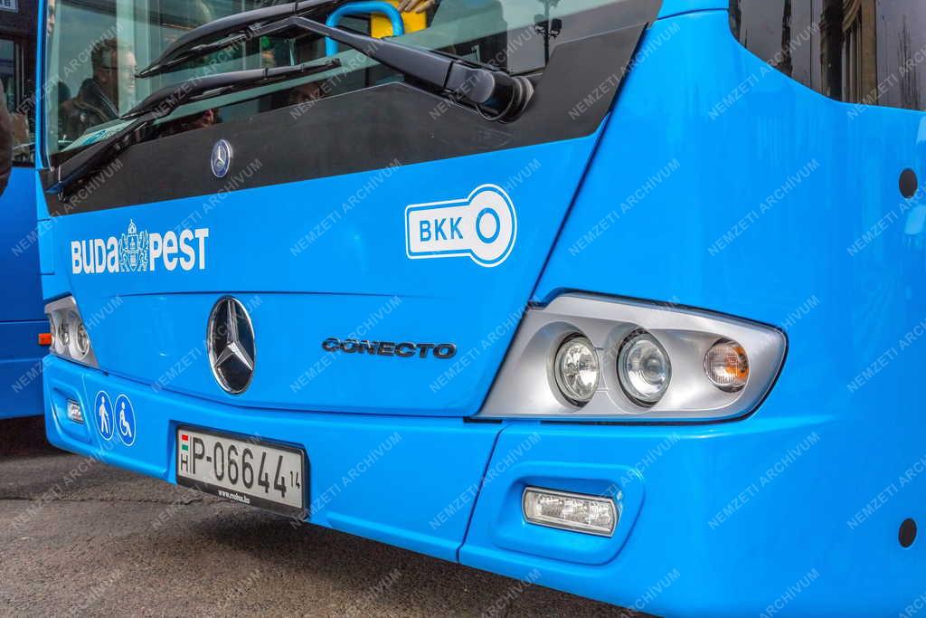 Közlekedés - Budapest - Buszkiállítás a Hősök terén