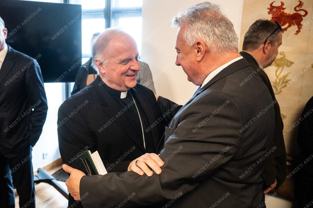 Pápalátogatás - Megtartotta utolsó ülését a Ferenc pápa látogatását előkészítő vatikáni-magyar delegáció