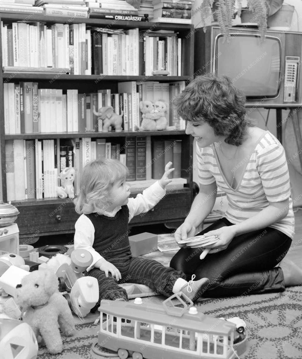 Kultúra - Könnyűzene - Bontovics Kati táncdalénekesnő kisfiával