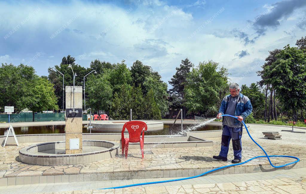Szabadidő - Debrecen - Strand nyitás előtt