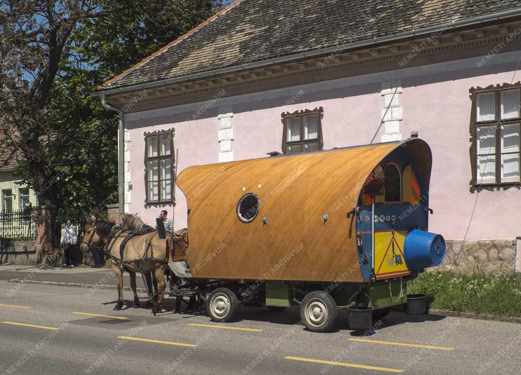Érdekesség - Verőce - Lakó-lovaskocsival járják Európát