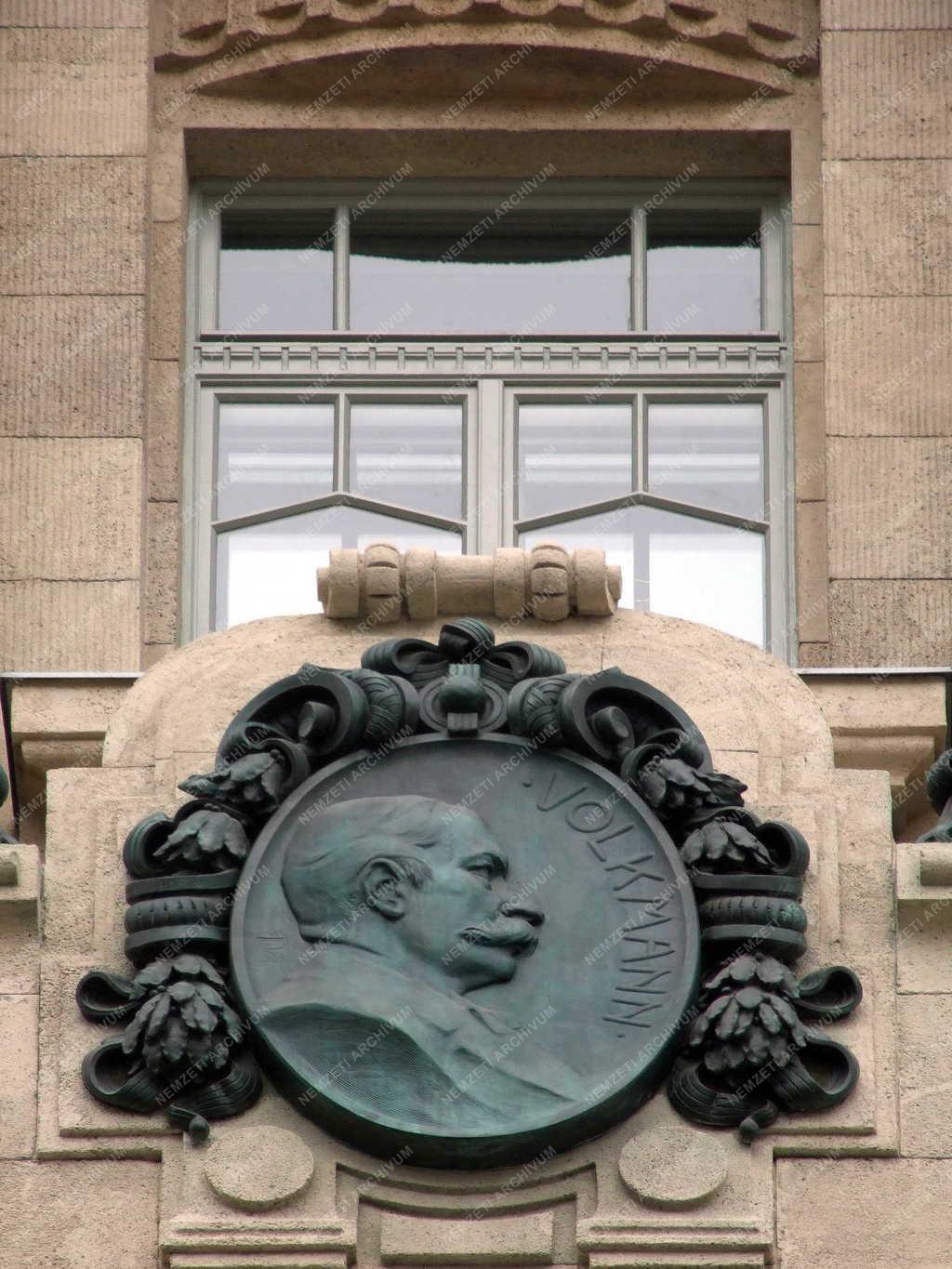 Műalkotás - Budapest - Volkmann Róbert domborműve