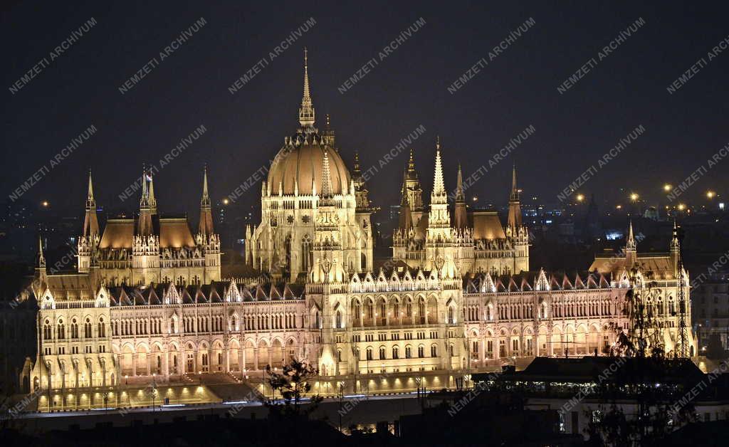 Épület - Budapest - A Parlament esti kivilágításban