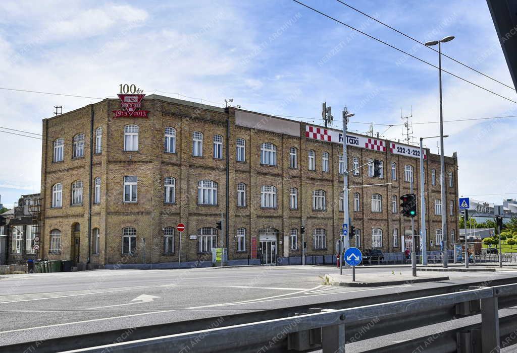 Szolgáltatás - Közlekedés - Budapest - Főtaxi Autóközlekedési és Szolgáltató Zrt.